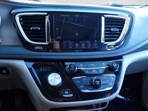 Used 2020 Chrysler Pacifica Limited image 19