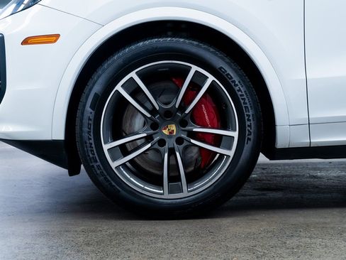 Used 2024 Porsche Cayenne Turbo image 7