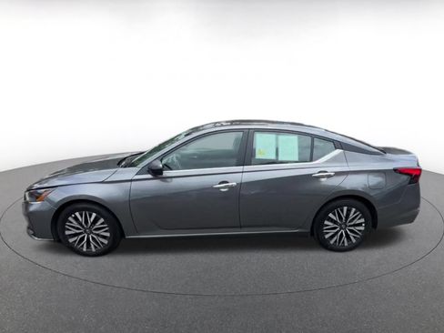 Used 2025 Nissan Altima 2.5 SV FWD image 9