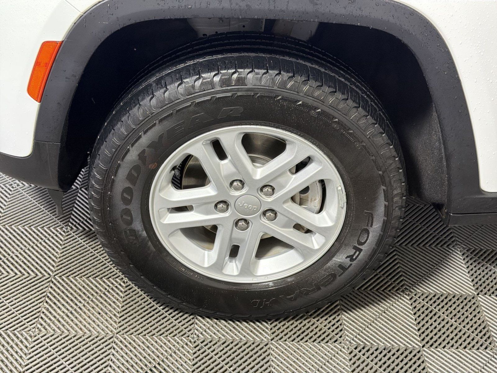 Used 2023 Jeep Grand Cherokee Laredo AWD/4WD image 12