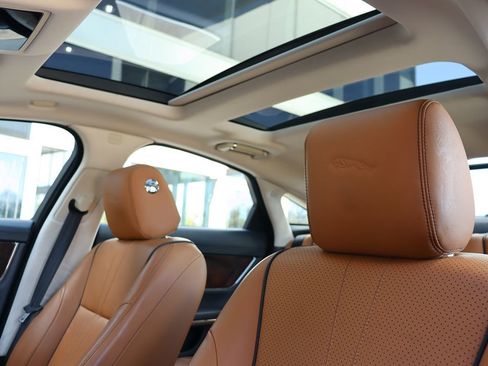 Used 2016 Jaguar XJ R-Sport image 11