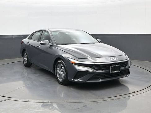Used 2024 Hyundai Elantra SE FWD image 3