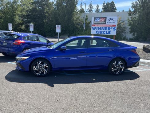 Certified 2025 Hyundai Elantra Limited FWD image 2