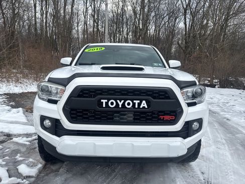 Used 2018 Toyota Tacoma TRD Sport image 2