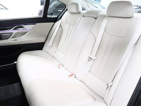 Used 2018 BMW 740i RWD image 16