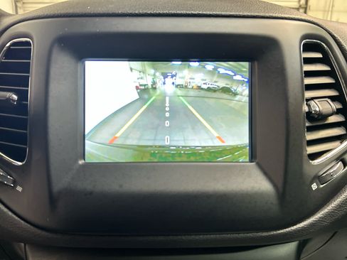 Used 2018 Jeep Compass Latitude w/ Popular Equipment Group AWD/4WD image 5