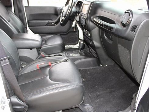 Used 2015 Jeep Wrangler Unlimited Sahara image 14