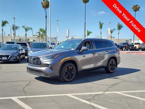 Used 2024 Toyota Highlander XLE AWD/4WD image 35