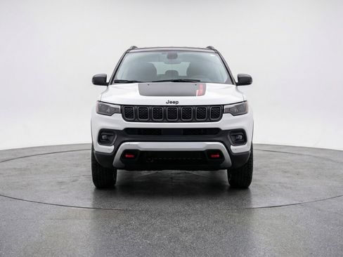 Used 2025 Jeep Compass Trailhawk image 2