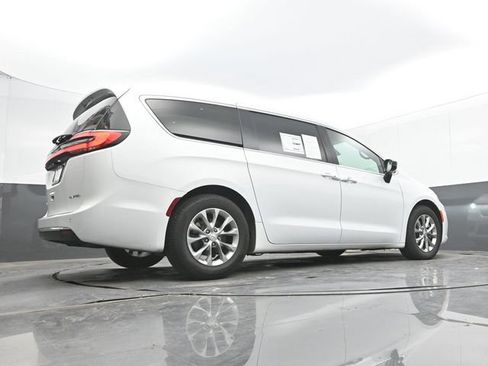 Used 2026 Chrysler Pacifica Limited FWD image 62
