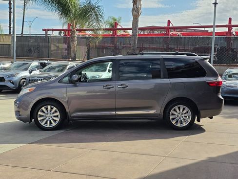 Used 2017 Toyota Sienna XLE image 11