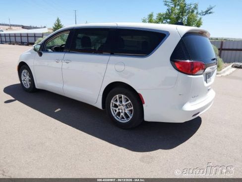 Used 2022 Chrysler Voyager LX FWD image 9