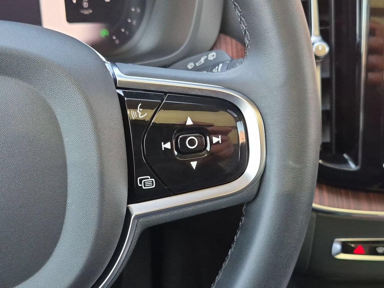 Certified 2024 Volvo XC60 B5 Plus AWD/4WD image 15