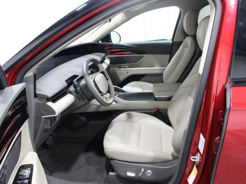 Used 2025 Lincoln Nautilus Premier AWD/4WD image 3