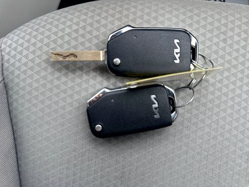 Used 2025 Kia Soul LX w/ LX Technology Package FWD image 26