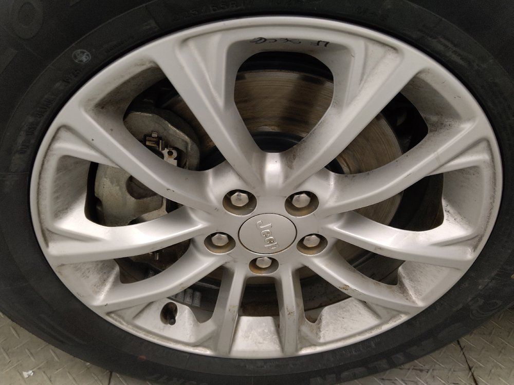 Used 2019 Jeep Cherokee Latitude w/ Popular Appearance Group AWD/4WD image 31