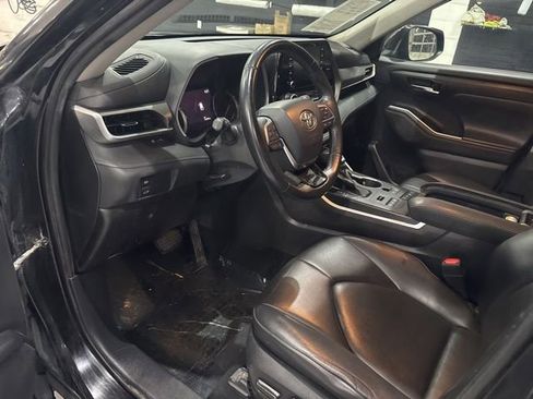 Used 2021 Toyota Highlander XLE AWD/4WD image 14