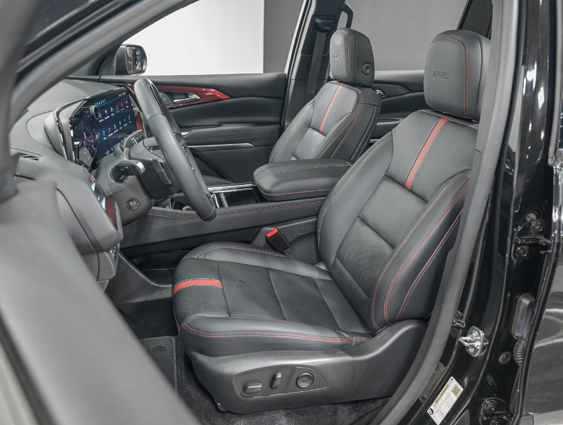 Used 2024 Chevrolet Traverse RS w/ LPO, Floor Liner Package AWD/4WD image 16