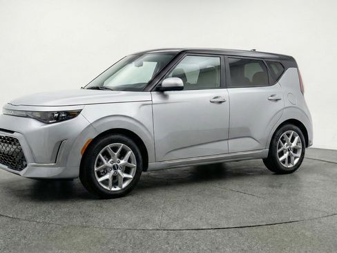 Used 2025 Kia Soul LX w/ LX Technology Package FWD image 3