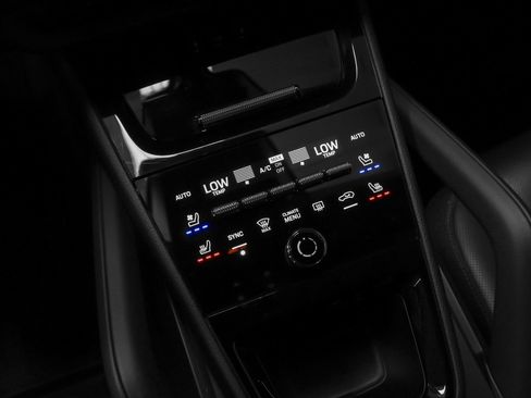 Certified 2024 Porsche Cayenne Coupe AWD/4WD image 32