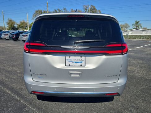 Used 2023 Chrysler Pacifica Limited image 5