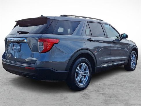Used 2022 Ford Explorer XLT image 4