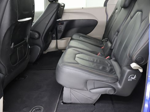 Used 2020 Chrysler Pacifica Touring-L Plus FWD image 38