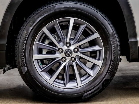 Used 2019 Toyota Highlander XLE image 32