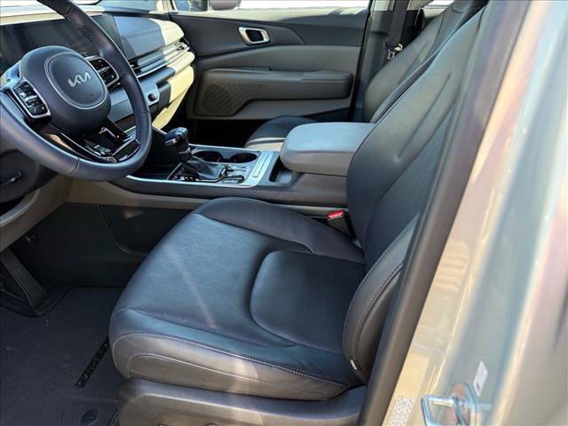 Used 2025 Kia Carnival EX FWD image 4