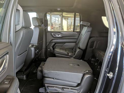 Used 2022 Chevrolet Suburban Z71 w/ Luxury Package image 16