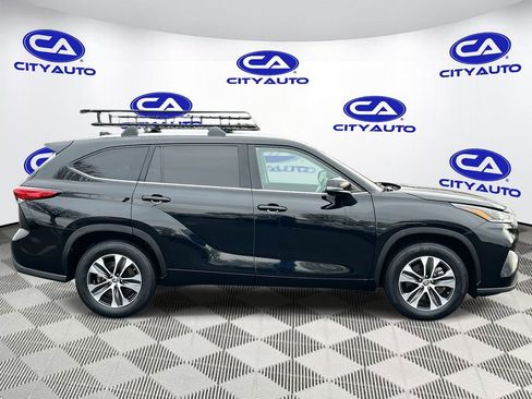 Used 2021 Toyota Highlander XLE image 2