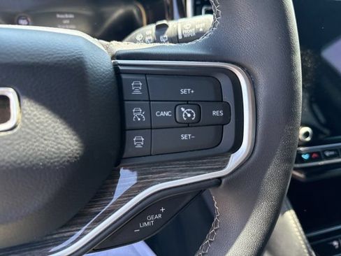 Used 2022 Jeep Wagoneer Series II w/ Premium Group I AWD/4WD image 16