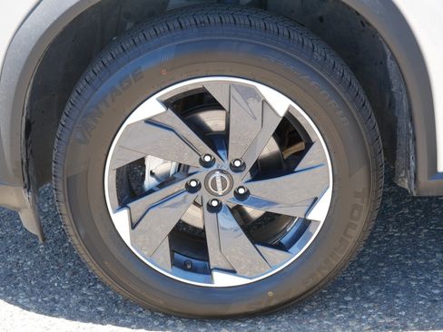 Used 2025 Nissan Rogue SV AWD/4WD image 15