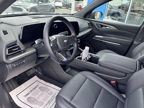 Used 2025 Chevrolet Traverse LT image 16