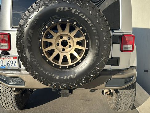 Used 2016 Jeep Wrangler Unlimited Sahara image 9