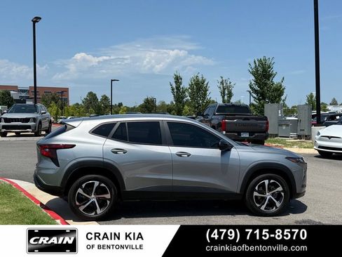 Used 2025 Chevrolet Trax RS FWD image 8