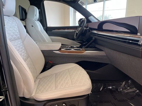 Certified 2025 Cadillac Escalade ESV Premium Luxury Platinum AWD/4WD image 9