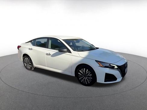 Used 2025 Nissan Altima 2.5 SV FWD image 2