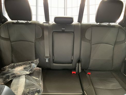 New 2026 RAM 2500 Laramie AWD/4WD image 12