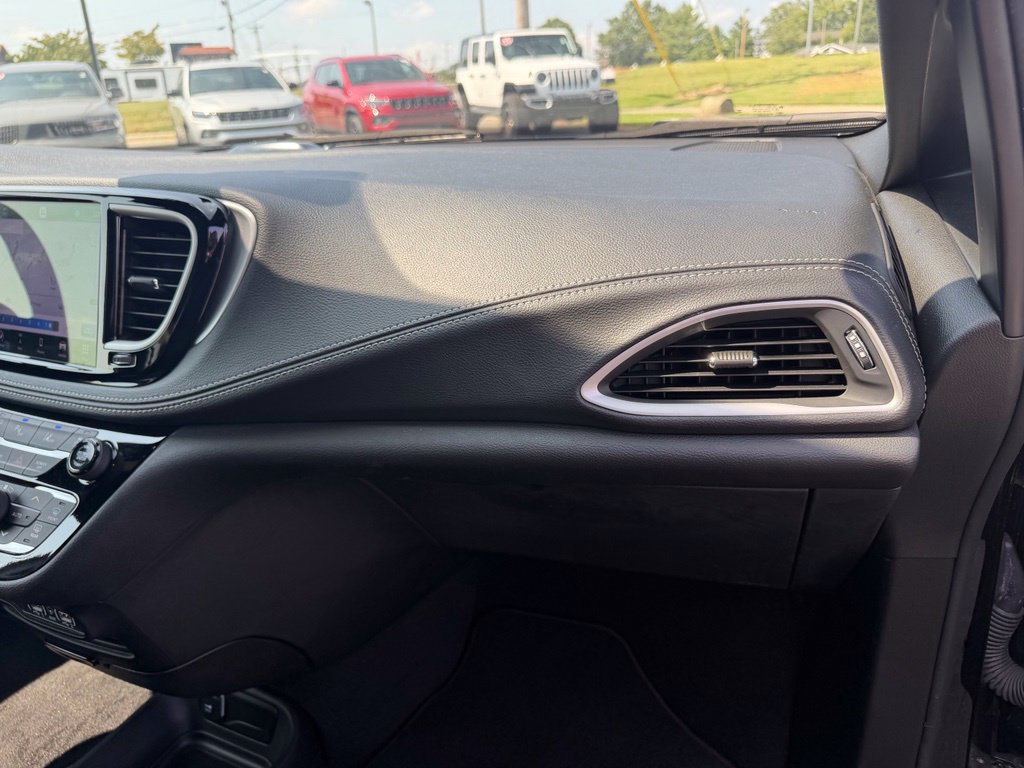 Used 2024 Chrysler Pacifica Limited FWD image 32