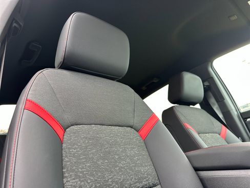 Used 2025 Chevrolet Colorado Z71 w/ Technology Package image 18