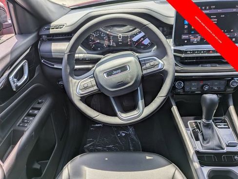 Used 2025 Jeep Compass Latitude w/ Convenience Group AWD/4WD image 17