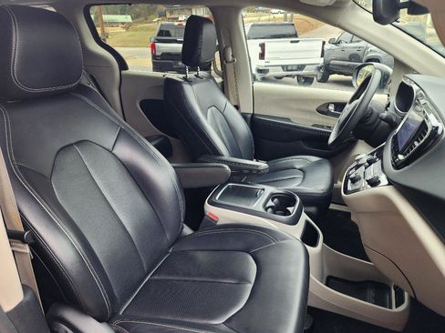 Used 2023 Chrysler Pacifica Touring-L image 14