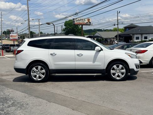 Used 2017 Chevrolet Traverse LT w/ Style and Technology Package FWD image 7