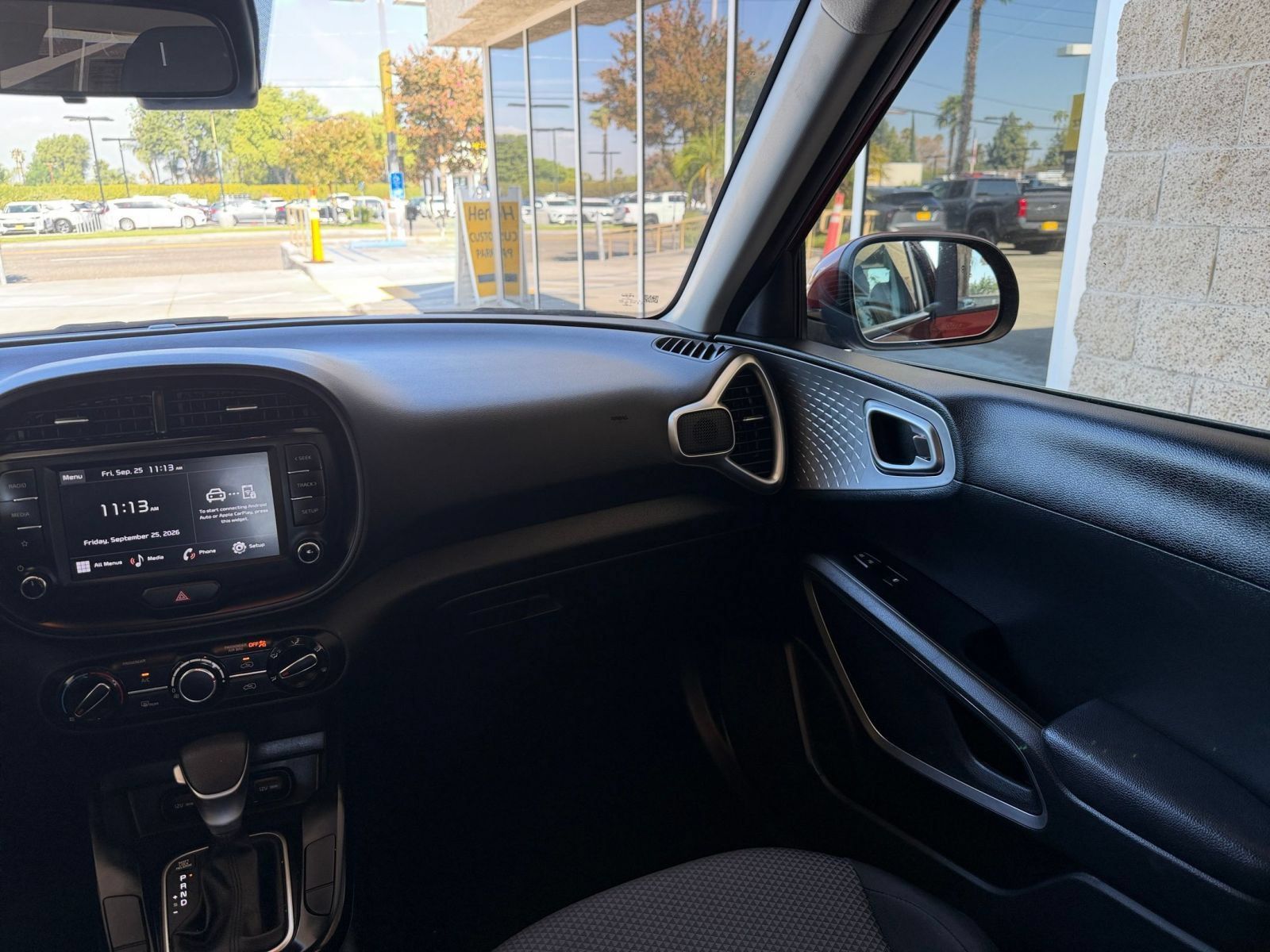 Used 2025 Kia Soul LX w/ LX Technology Package FWD image 32