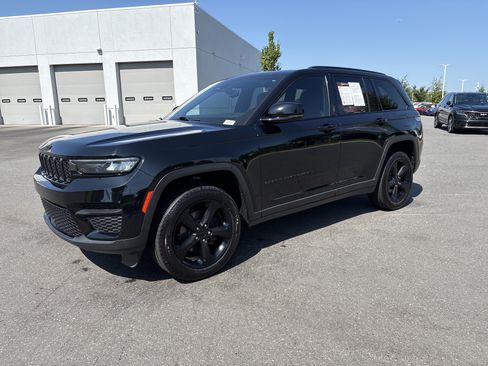 Used 2023 Jeep Grand Cherokee Altitude RWD image 5