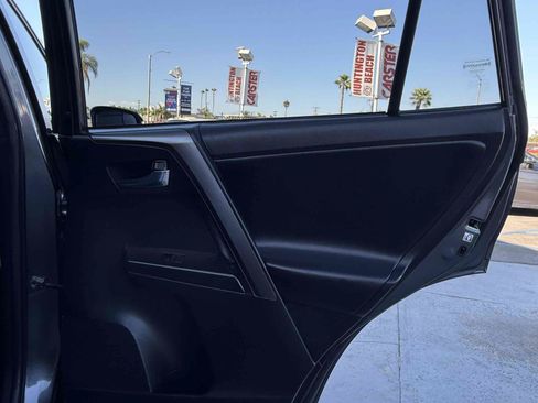 Used 2018 Toyota RAV4 SE w/ All Weather Liner Package FWD image 67