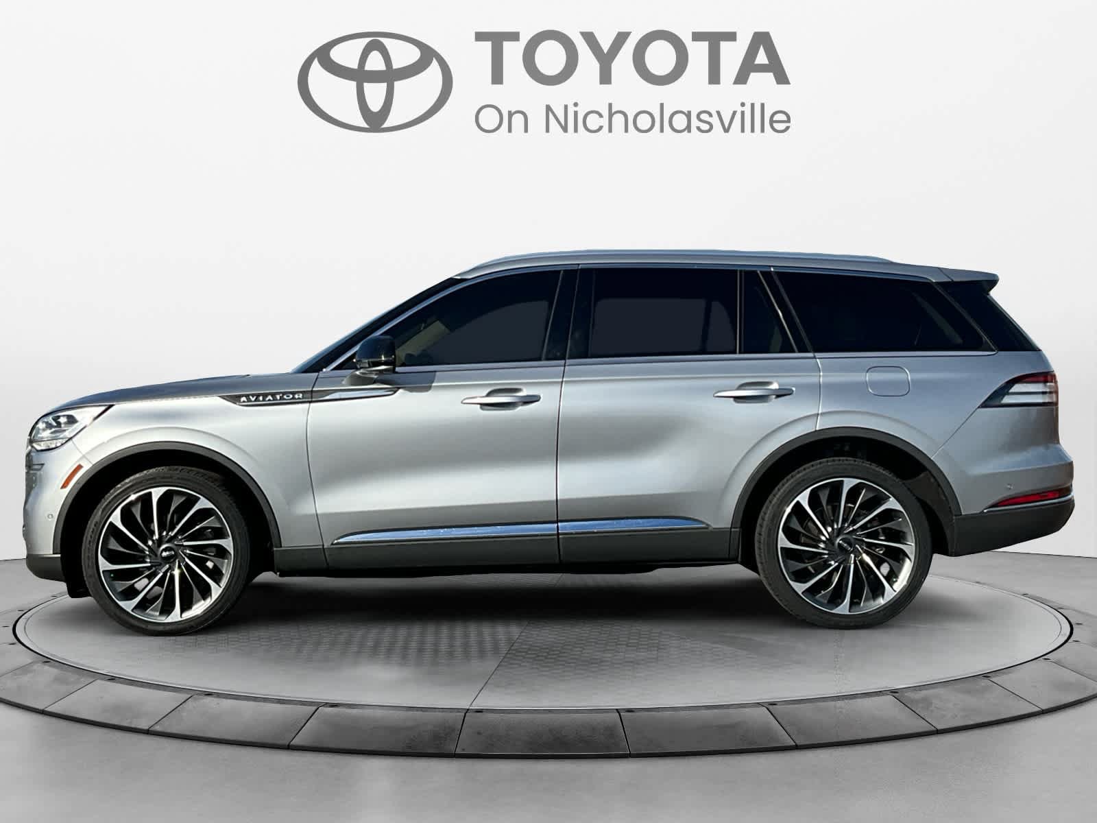 Used 2022 Lincoln Aviator Reserve w/ Equipment Group 201A AWD/4WD image 2