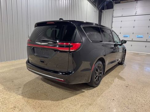 Used 2024 Chrysler Pacifica Touring-L FWD image 6