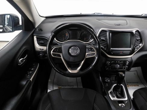 Used 2017 Jeep Cherokee Latitude w/ Comfort & Convenience Group image 39